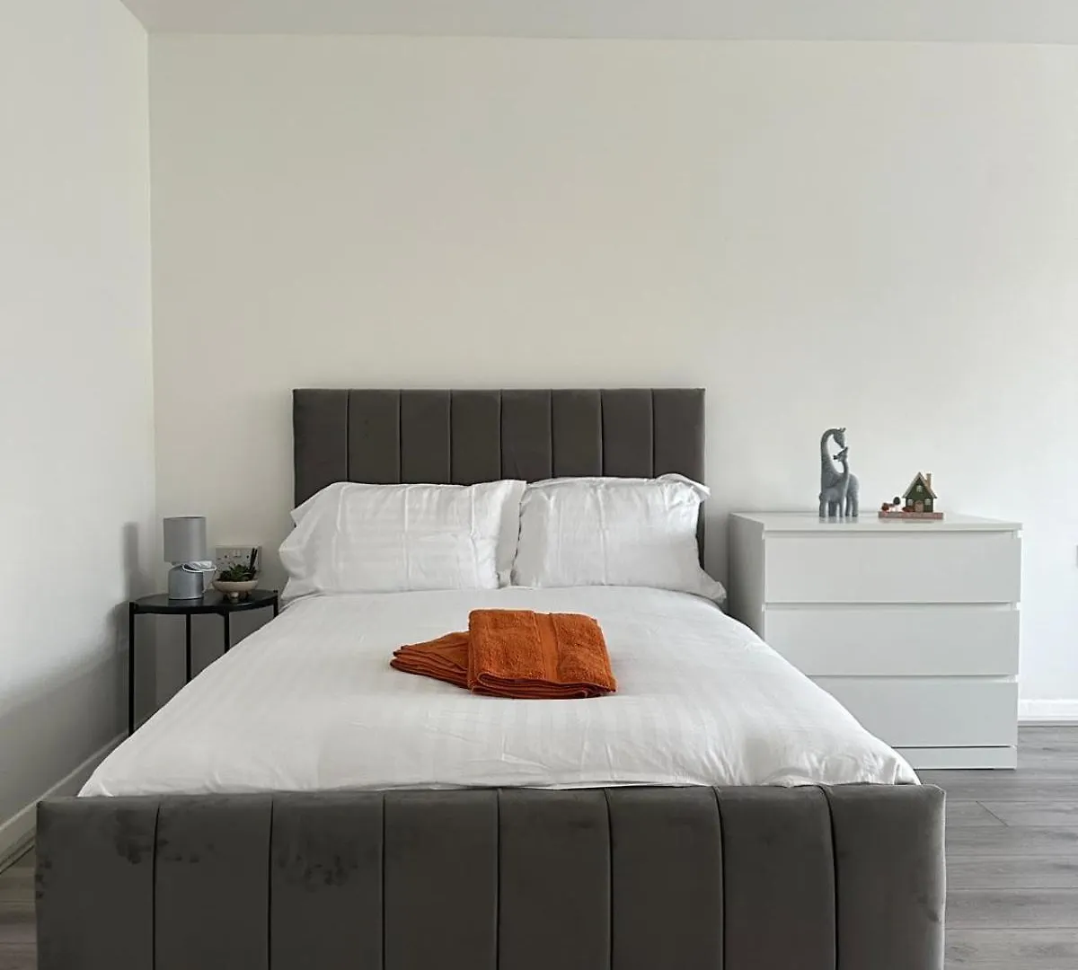 Modern Room In A 4 Bedroom Flat In London, Shared Bathroom! 0*, London