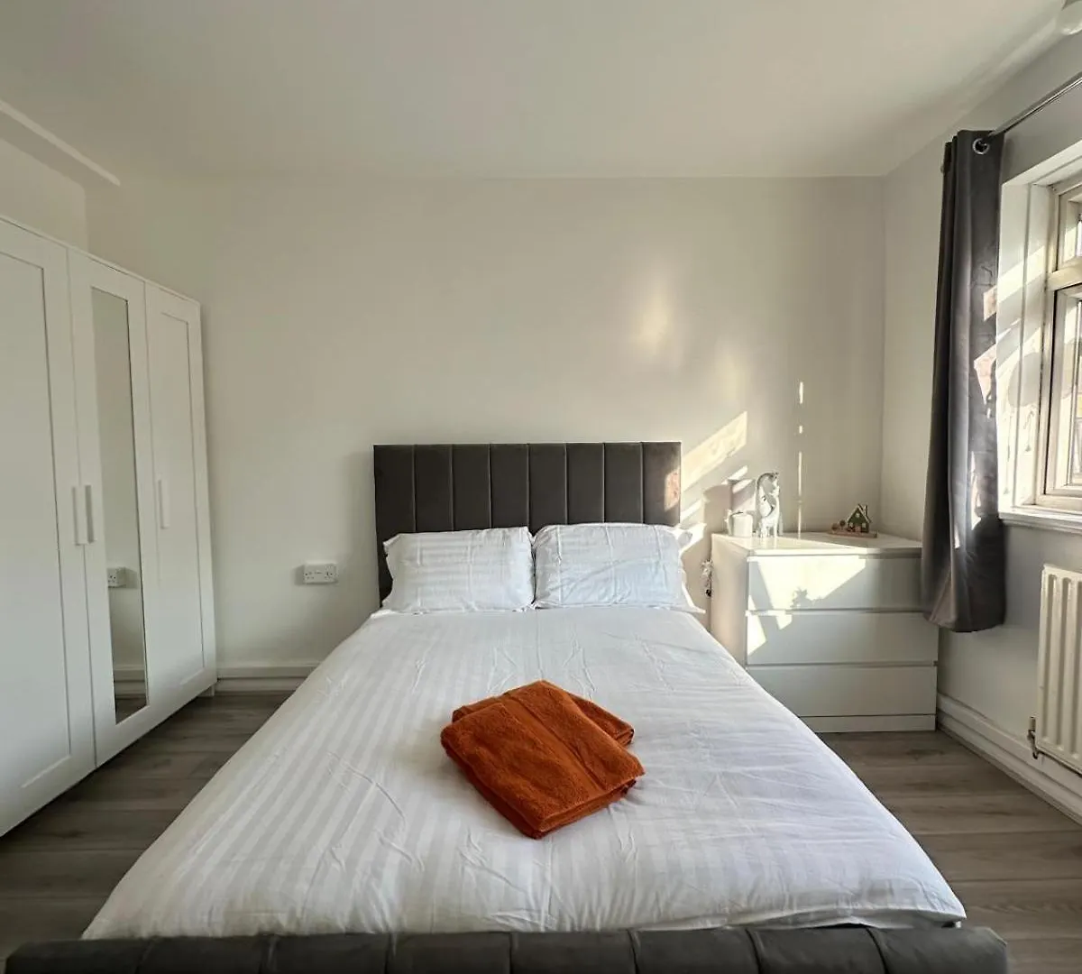 Homestay Modern Room In A 4 Bedroom Flat In London, Shared Bathroom!
