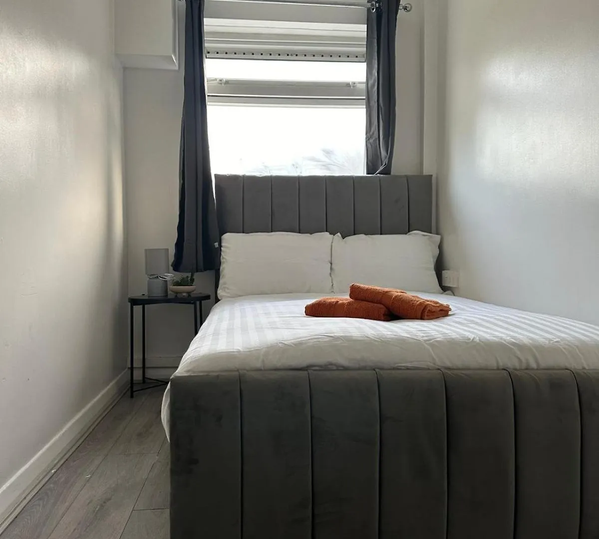 Modern Room In A 4 Bedroom Flat In London, Shared Bathroom!