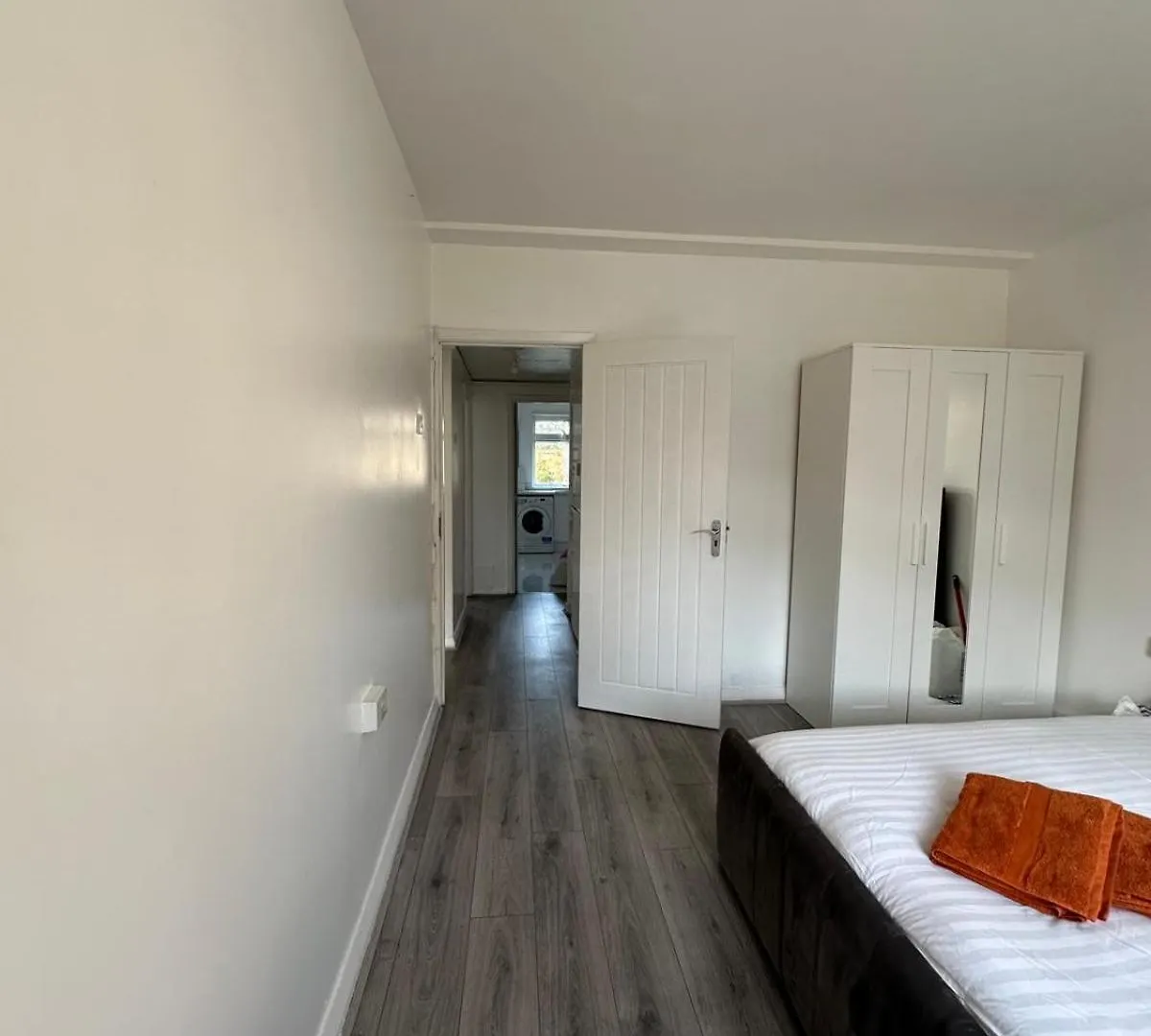 Homestay Modern Room In A 4 Bedroom Flat In London, Shared Bathroom!