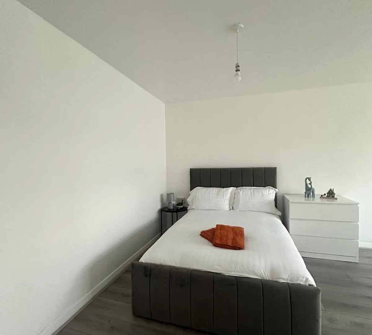 Modern Room In A 4 Bedroom Flat In London, Shared Bathroom! London