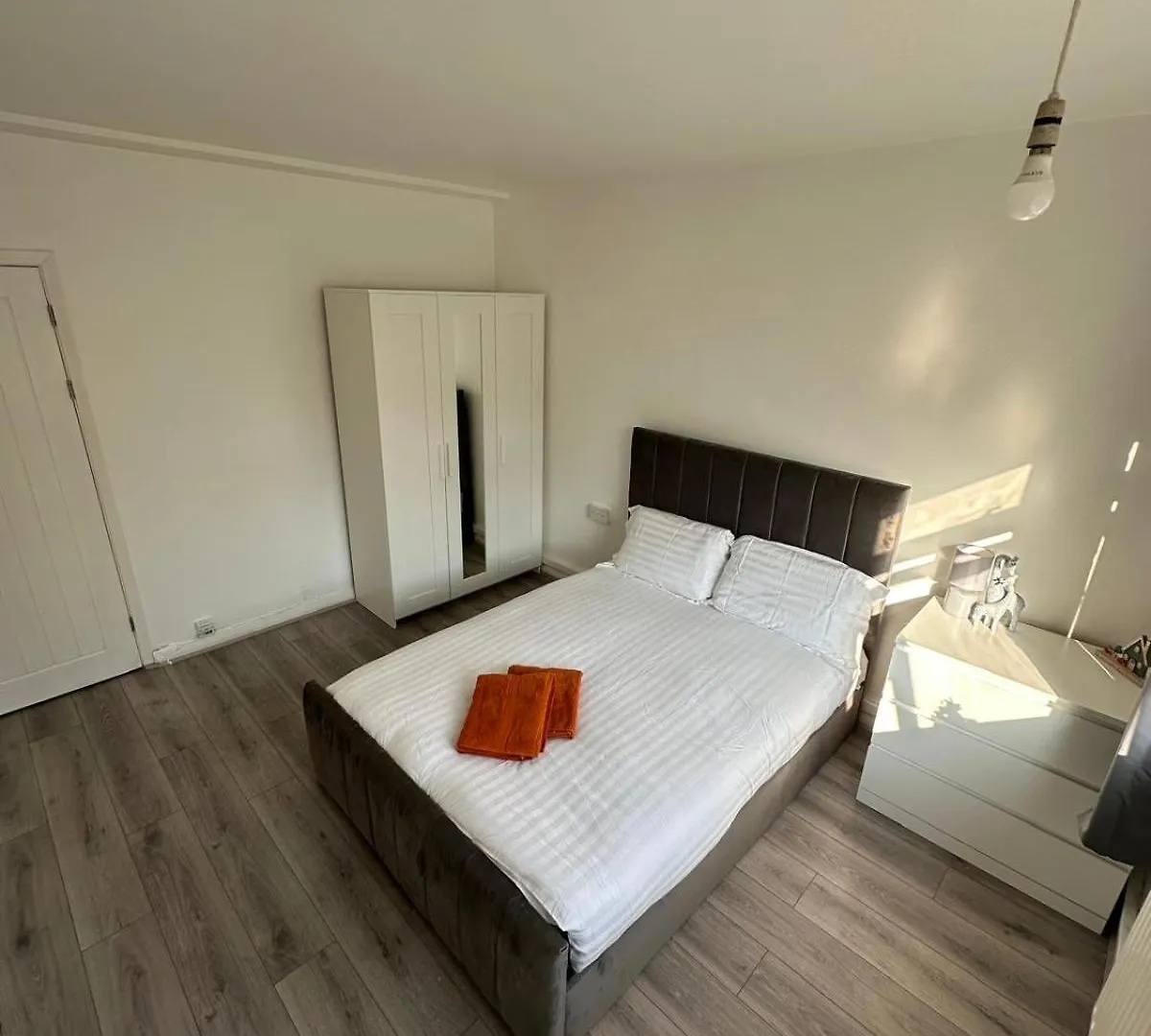 Modern Room In A 4 Bedroom Flat In London, Shared Bathroom! London