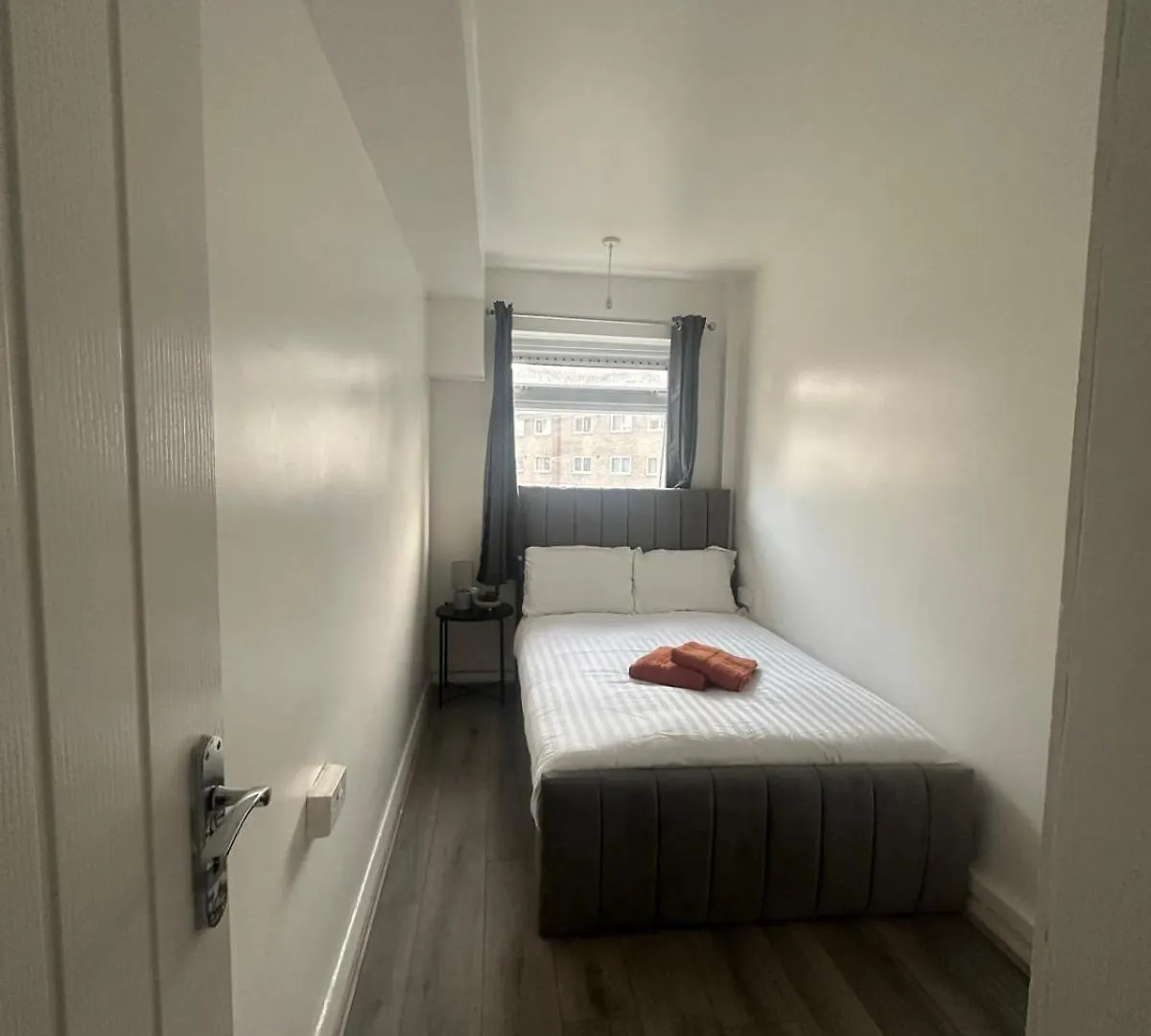 Modern Room In A 4 Bedroom Flat In London, Shared Bathroom! Homestay London