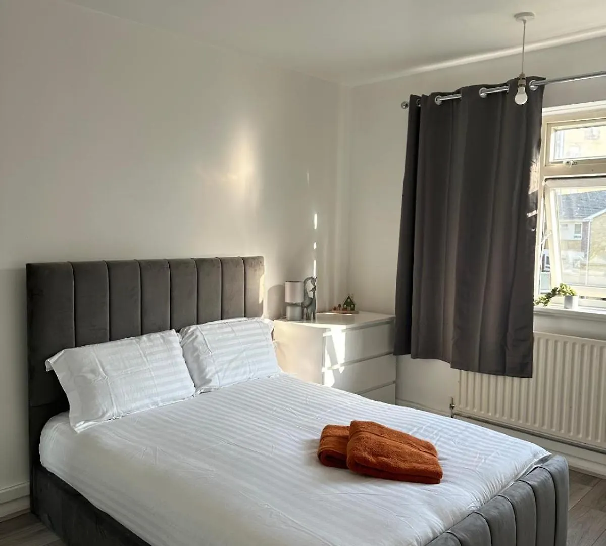Modern Room In A 4 Bedroom Flat In London, Shared Bathroom!