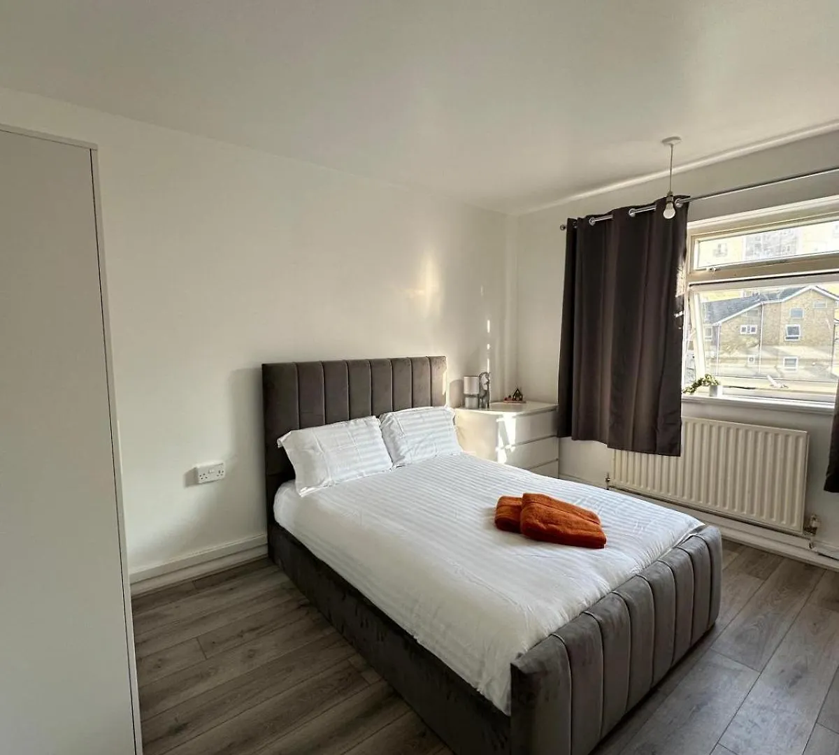 Modern Room In A 4 Bedroom Flat In London, Shared Bathroom!