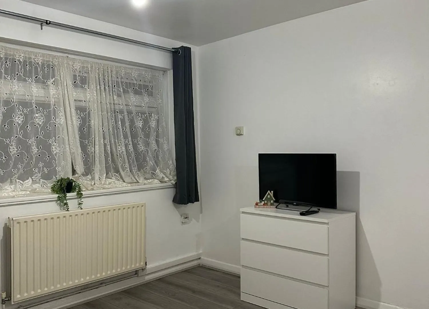 Homestay Modern Room In A 4 Bedroom Flat In London, Shared Bathroom!