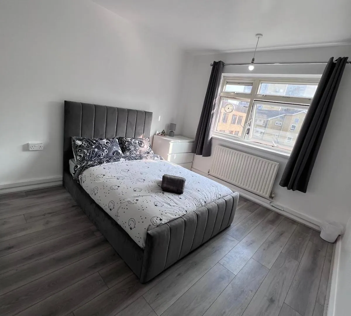 Modern Room In A 4 Bedroom Flat In London, Shared Bathroom!