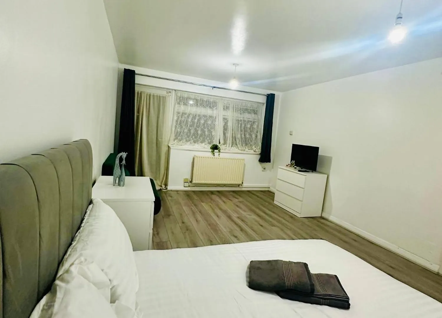 Homestay Modern Room In A 4 Bedroom Flat In London, Shared Bathroom!