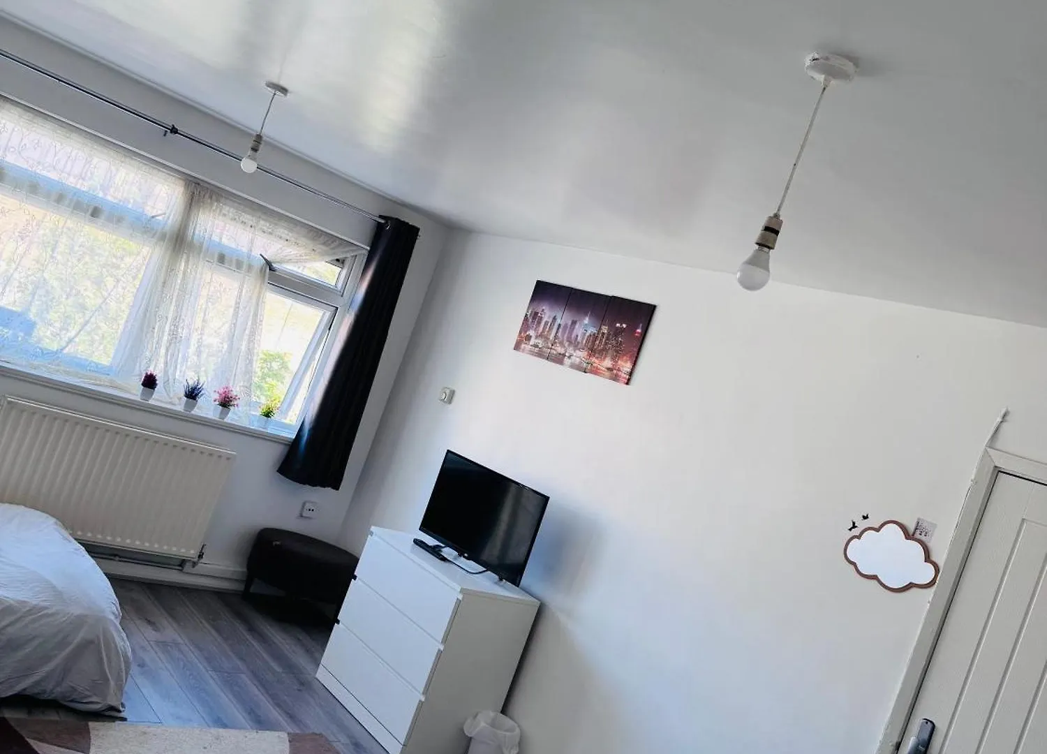 Modern Room In A 4 Bedroom Flat In London, Shared Bathroom! London